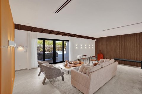 House in Miami, Florida 4 bedrooms, 265.98 sq.m. № 2241577 - photo 9