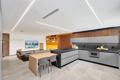 House in Miami, Florida 4 bedrooms, 265.98 sq.m. № 2241577 - photo 4