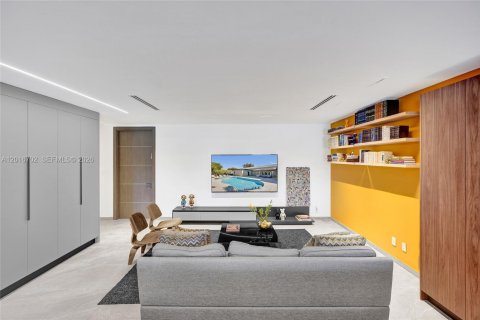 House in Miami, Florida 4 bedrooms, 265.98 sq.m. № 2241577 - photo 13