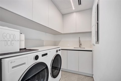 House in Miami, Florida 4 bedrooms, 265.98 sq.m. № 2241577 - photo 16