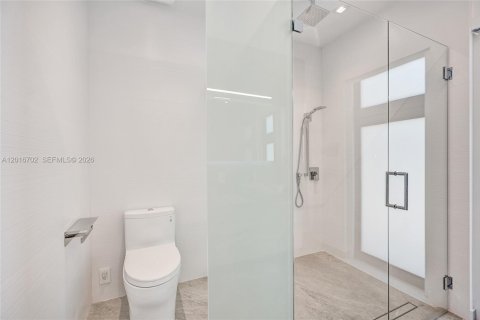 House in Miami, Florida 4 bedrooms, 265.98 sq.m. № 2241577 - photo 23