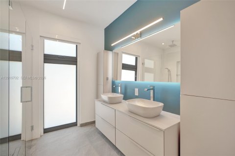 House in Miami, Florida 4 bedrooms, 265.98 sq.m. № 2241577 - photo 21
