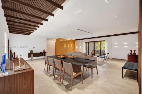 House in Miami, Florida 4 bedrooms, 265.98 sq.m. № 2241577 - photo 8