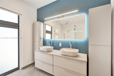 House in Miami, Florida 4 bedrooms, 265.98 sq.m. № 2241577 - photo 20