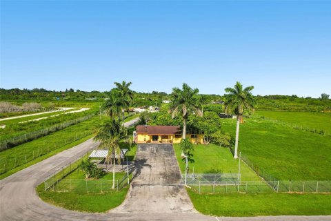 House in Miami, Florida 3 bedrooms, 231.7 sq.m. № 1760824 - photo 1
