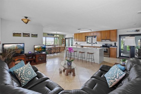 House in Miami, Florida 3 bedrooms, 231.7 sq.m. № 1760824 - photo 24