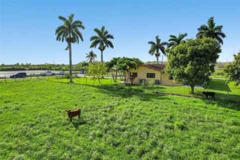 House in Miami, Florida 3 bedrooms, 231.7 sq.m. № 1760824 - photo 12