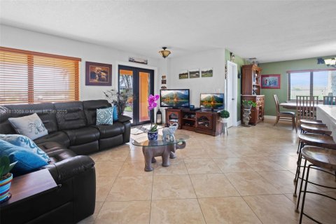 House in Miami, Florida 3 bedrooms, 231.7 sq.m. № 1760824 - photo 26