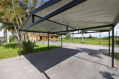 House in Miami, Florida 3 bedrooms, 231.7 sq.m. № 1760824 - photo 18