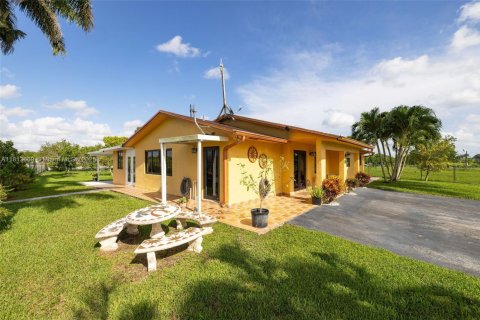 House in Miami, Florida 3 bedrooms, 231.7 sq.m. № 1760824 - photo 20