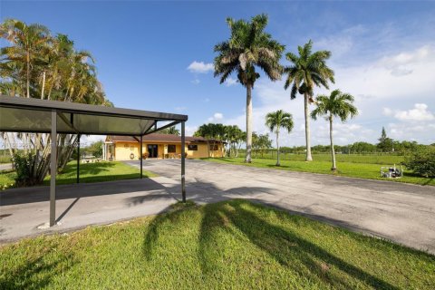 House in Miami, Florida 3 bedrooms, 231.7 sq.m. № 1760824 - photo 17