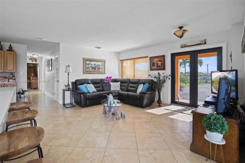 House in Miami, Florida 3 bedrooms, 231.7 sq.m. № 1760824 - photo 25