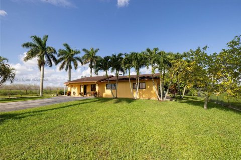 House in Miami, Florida 3 bedrooms, 231.7 sq.m. № 1760824 - photo 16