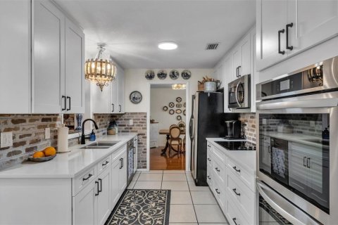 House in Lakeland, Florida 4 bedrooms, 310.48 sq.m. № 2099009 - photo 13