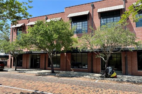Propiedad comercial en alquiler en Tampa, Florida, 3763.84 m2 № 1631886 - foto 1