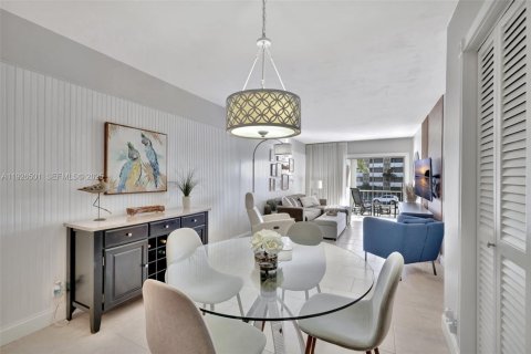 Condo in Hallandale Beach, Florida, 1 bedroom № 1988220 - photo 7