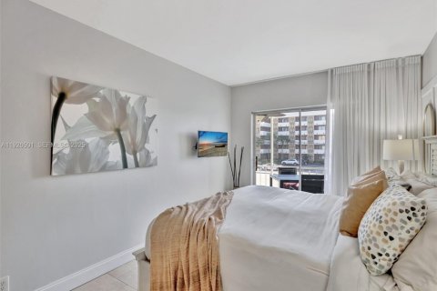 Condo in Hallandale Beach, Florida, 1 bedroom № 1988220 - photo 12