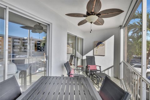 Condo in Hallandale Beach, Florida, 1 bedroom № 1988220 - photo 20