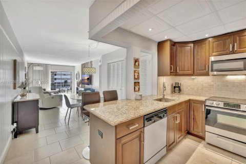 Condo in Hallandale Beach, Florida, 1 bedroom № 1988220 - photo 3