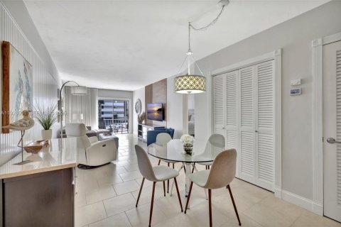 Condo in Hallandale Beach, Florida, 1 bedroom № 1988220 - photo 6