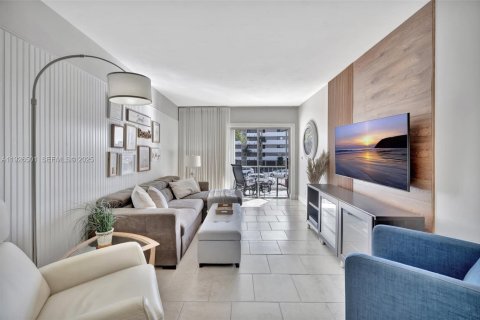 Condo in Hallandale Beach, Florida, 1 bedroom № 1988220 - photo 16