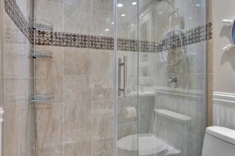 Condo in Hallandale Beach, Florida, 1 bedroom № 1988220 - photo 15