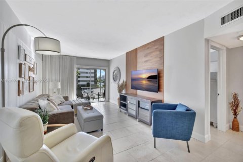 Condo in Hallandale Beach, Florida, 1 bedroom № 1988220 - photo 9