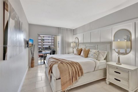 Condo in Hallandale Beach, Florida, 1 bedroom № 1988220 - photo 11