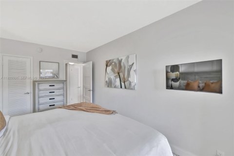 Condo in Hallandale Beach, Florida, 1 bedroom № 1988220 - photo 13