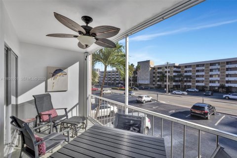 Condo in Hallandale Beach, Florida, 1 bedroom № 1988220 - photo 18
