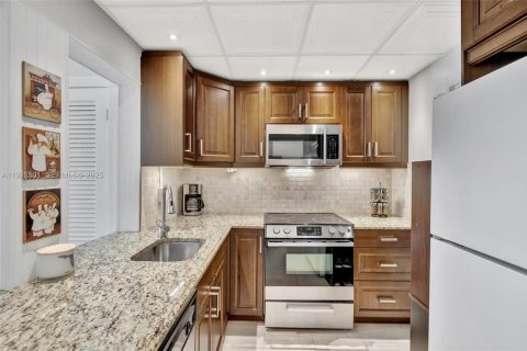 Condo in Hallandale Beach, Florida, 1 bedroom № 1988220 - photo 4