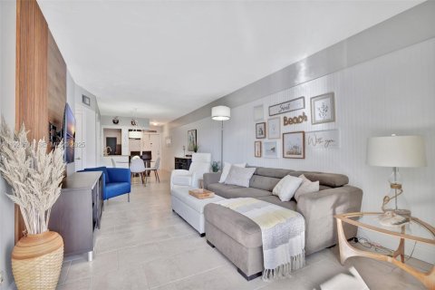 Condo in Hallandale Beach, Florida, 1 bedroom № 1988220 - photo 21