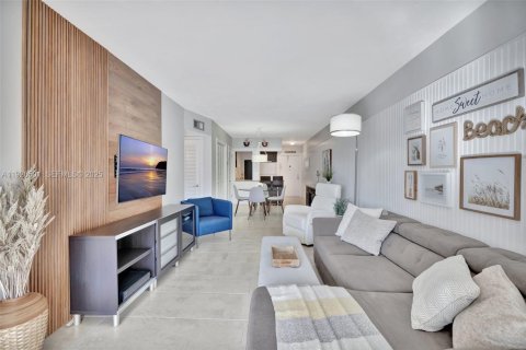 Condo in Hallandale Beach, Florida, 1 bedroom № 1988220 - photo 1