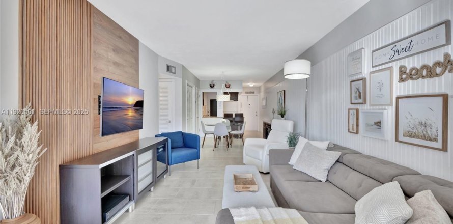 Condo in Hallandale Beach, Florida, 1 bedroom № 1988220