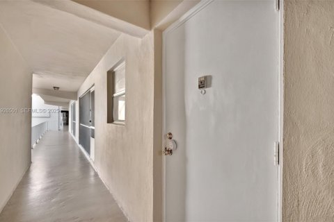Condo in Hallandale Beach, Florida, 1 bedroom № 1988220 - photo 22