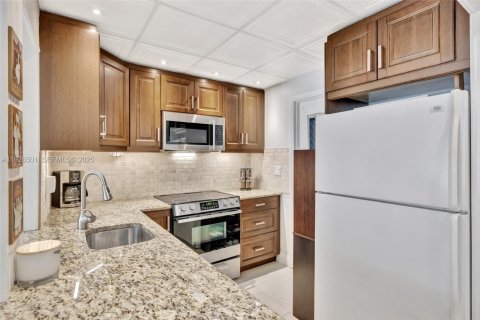 Condo in Hallandale Beach, Florida, 1 bedroom № 1988220 - photo 5