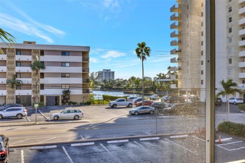 Condo in Hallandale Beach, Florida, 1 bedroom № 1988220 - photo 19