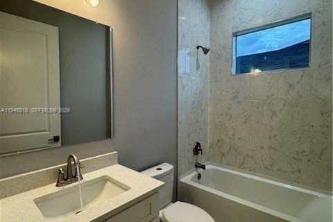 House in Lehigh Acres, Florida 4 bedrooms № 2004273 - photo 13