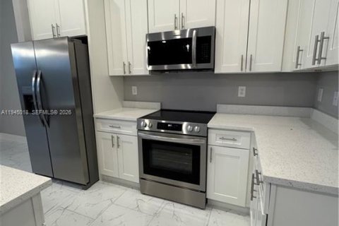 House in Lehigh Acres, Florida 4 bedrooms № 2004273 - photo 7