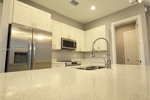 House in Lehigh Acres, Florida 4 bedrooms № 2004273 - photo 8