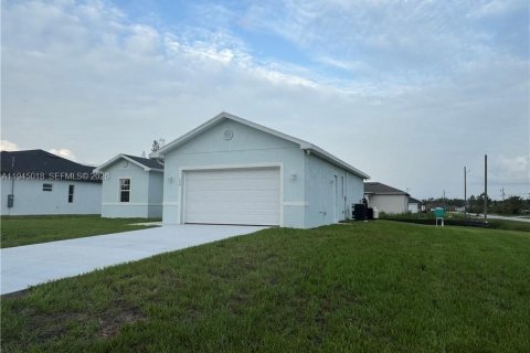 House in Lehigh Acres, Florida 4 bedrooms № 2004273 - photo 3