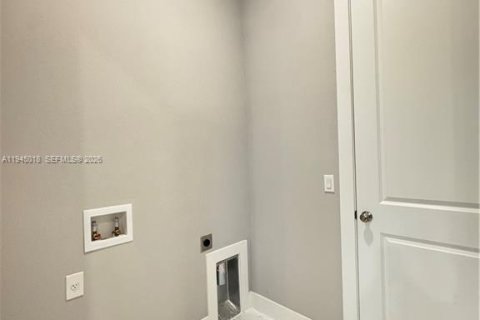 House in Lehigh Acres, Florida 4 bedrooms № 2004273 - photo 22