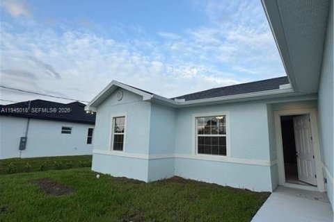 House in Lehigh Acres, Florida 4 bedrooms № 2004273 - photo 4