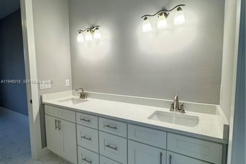 House in Lehigh Acres, Florida 4 bedrooms № 2004273 - photo 15