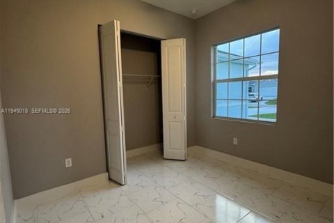 House in Lehigh Acres, Florida 4 bedrooms № 2004273 - photo 18