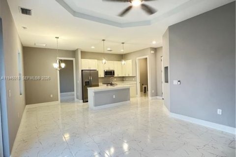 House in Lehigh Acres, Florida 4 bedrooms № 2004273 - photo 6