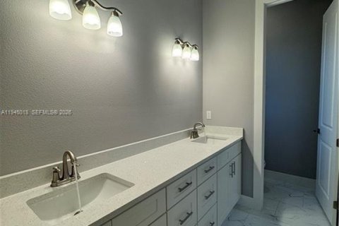 House in Lehigh Acres, Florida 4 bedrooms № 2004273 - photo 14