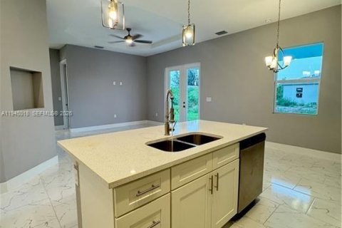 House in Lehigh Acres, Florida 4 bedrooms № 2004273 - photo 10