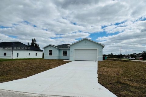 House in Lehigh Acres, Florida 4 bedrooms № 2004273 - photo 1
