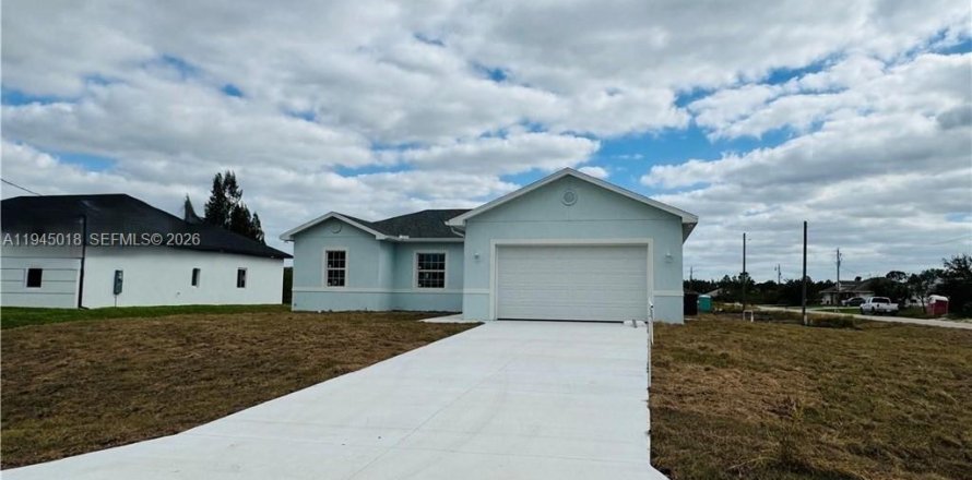 House in Lehigh Acres, Florida 4 bedrooms № 2004273
